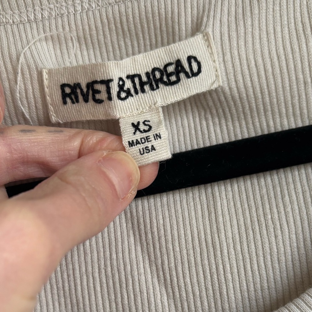 Rivet & Thread Ribbed U-Neck Tee - Picture 3 of 3